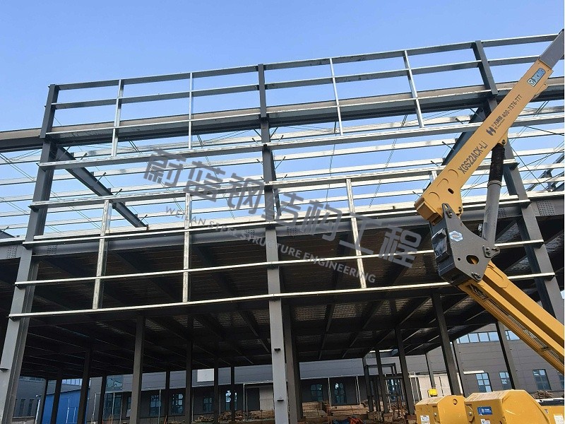 6000平钢结构厂房使用轻钢还是重钢？有何区别与优势？