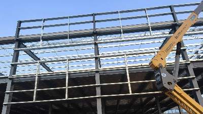 6000平钢结构厂房使用轻钢还是重钢？有何区别与优势？