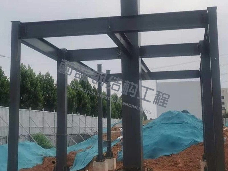 1114-6000平钢结构厂房使用轻钢还是重钢？有何区别与优势？