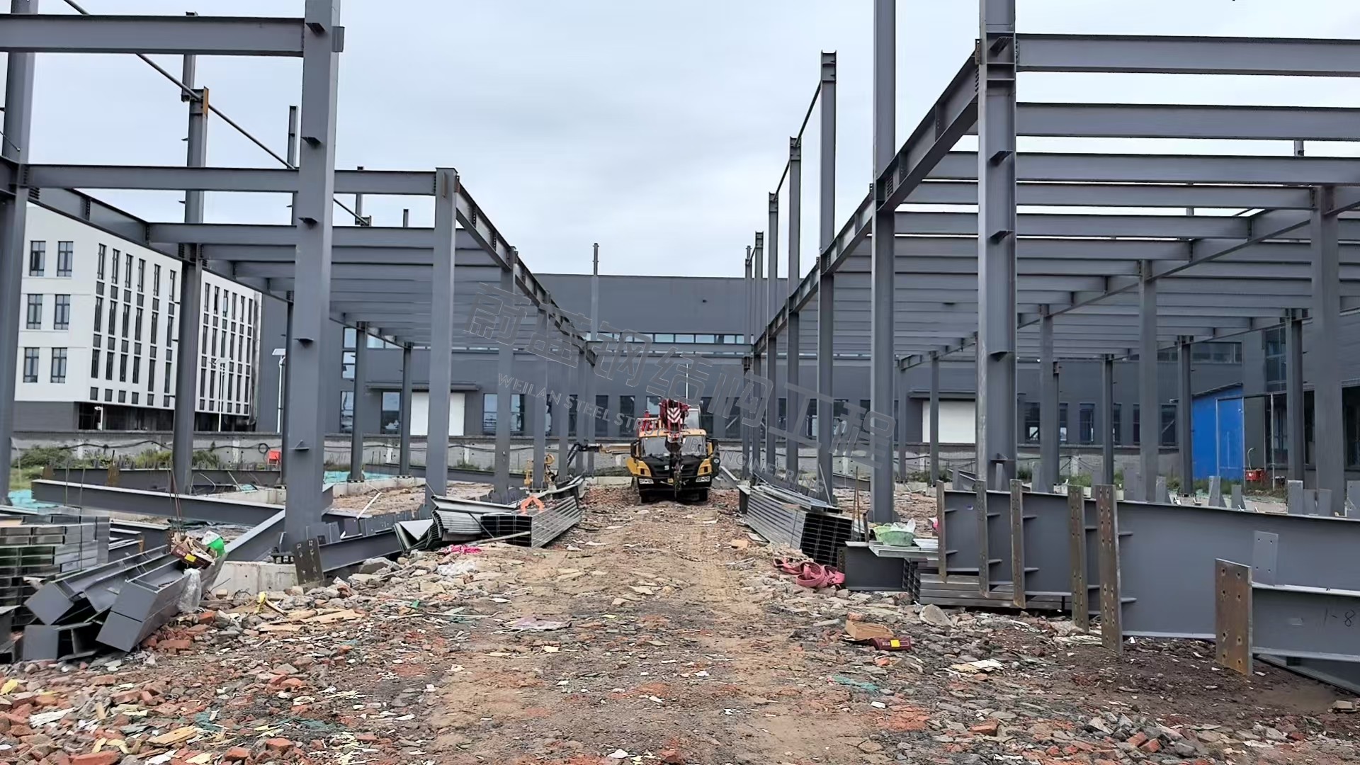 2025年单层钢结构厂房一平多少钱（含常见跨度与高度价格）