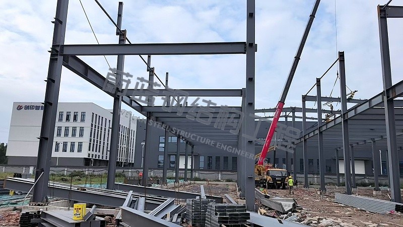 2025年单层钢结构厂房一平多少钱（含常见跨度与高度价格）