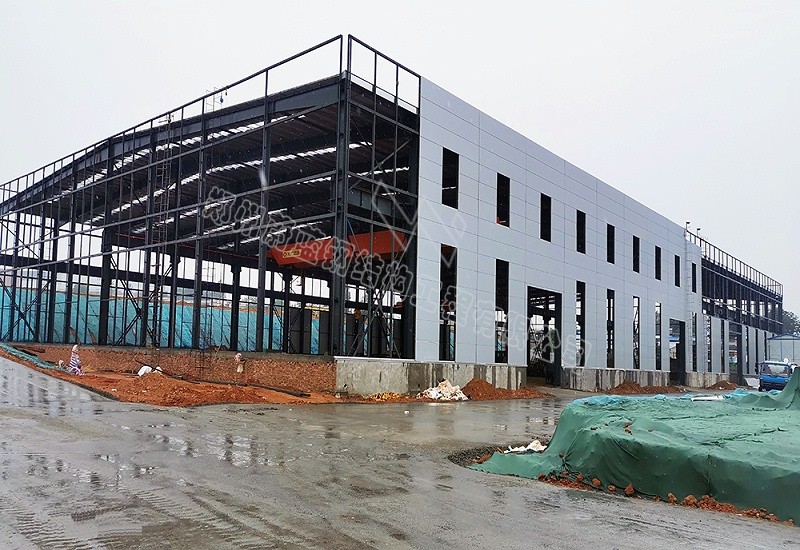 蔚蓝钢构百科：解析钢结构厂房工程屋面容易漏水的地方