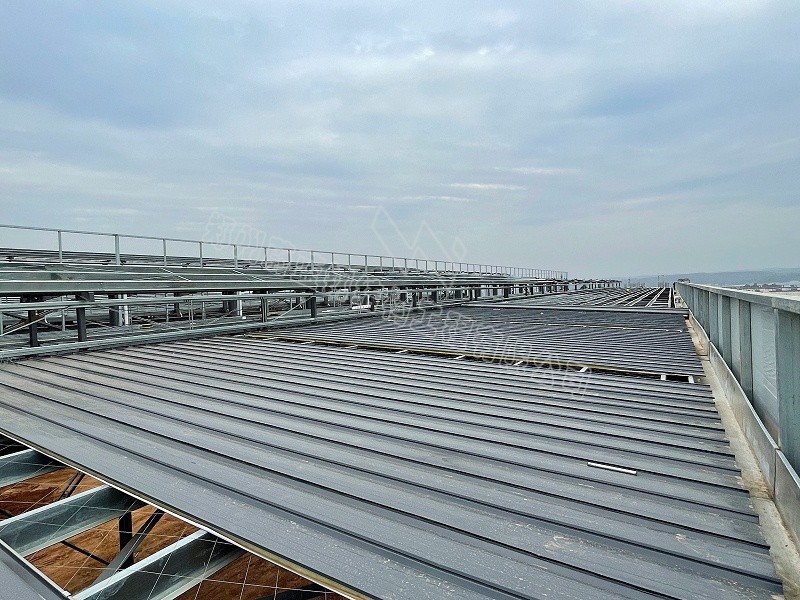 蔚蓝钢构百科：解析钢结构厂房工程屋面容易漏水的地方