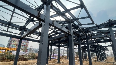 蔚蓝钢构百科：钢结构厂房抗震设计关键：支撑系统与构件连接节点