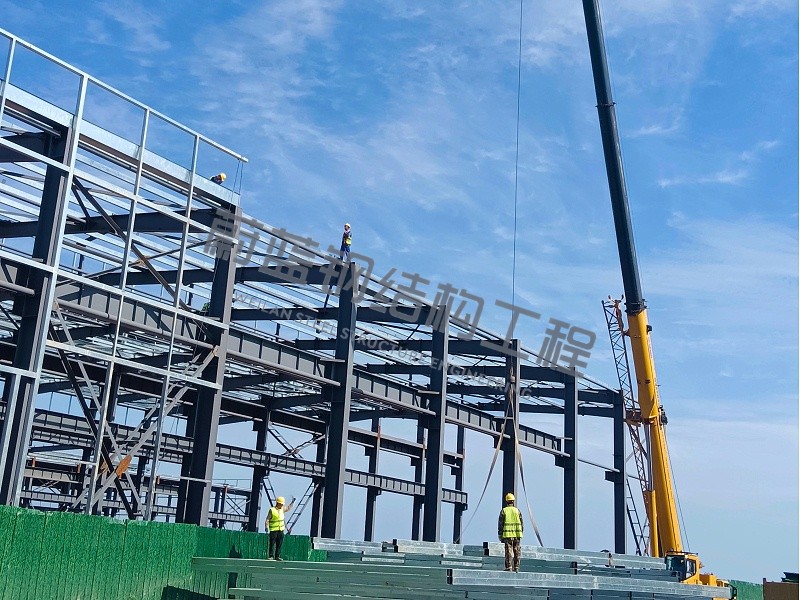 蔚蓝钢构百科：除了钢柱钢梁，钢结构厂房还有哪些重要部件？