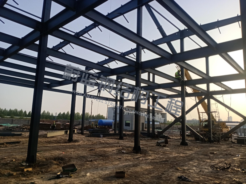 从地脚锚栓开始：钢结构厂房基础验收与柱脚安装指南