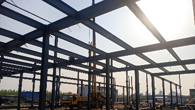 从地脚锚栓开始：钢结构厂房基础验收与柱脚安装指南